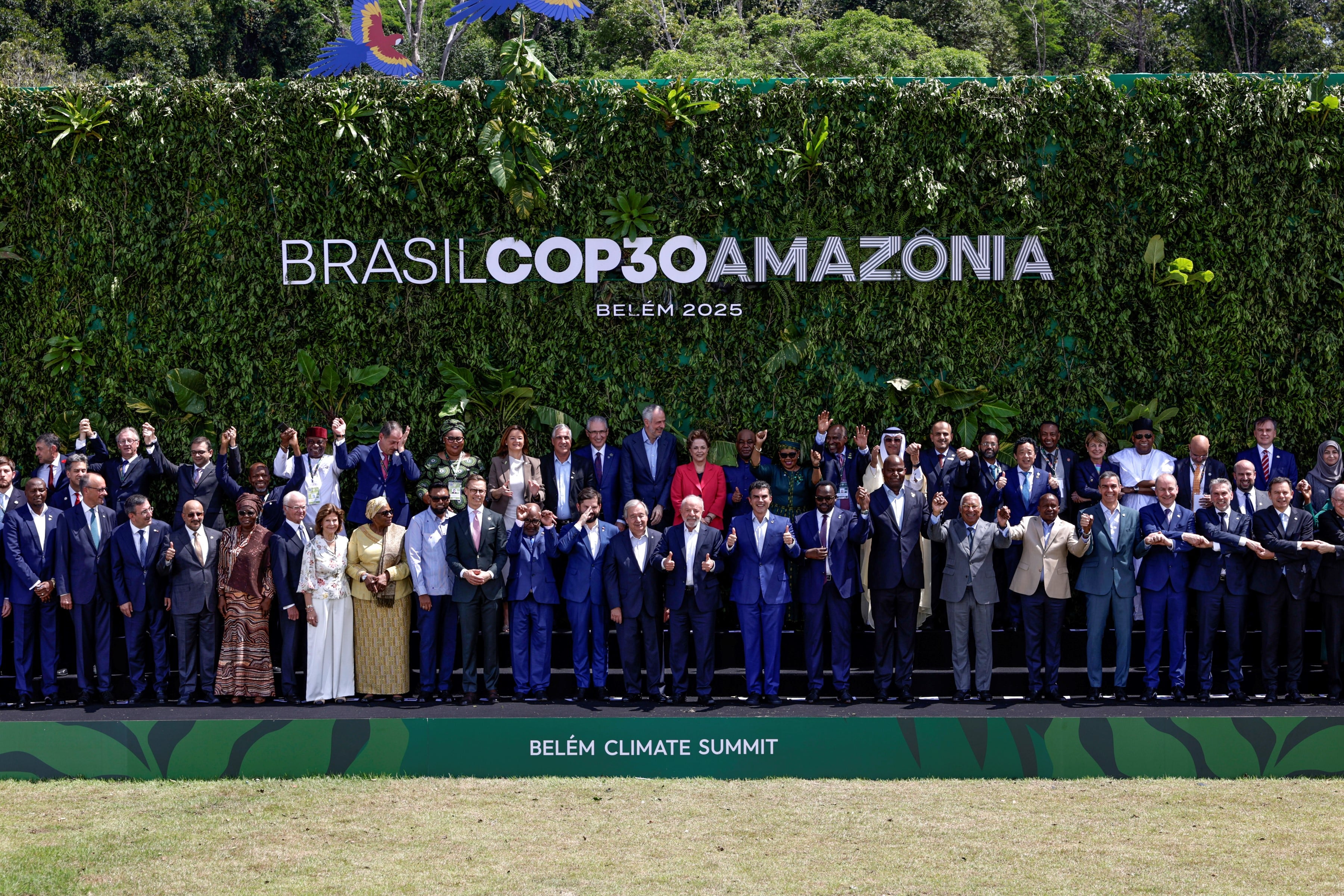 El presidente de Brasil Luiz Inácio da Silva (c), posa junto a los asistentes a la cumbre de líderes de la COP30 realizada en el Centro de Convenciones Hangar en Belém, en la Amazonía brasileña, donde se debatió sobre la transición energética y las metas climáticas del Acuerdo de París.