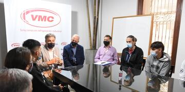El intendente Luis Castellano y funcionarios recorrieron VMC, que adhiere al programa "Aprender en las fábricas"