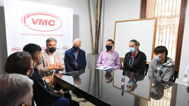 El intendente Luis Castellano y funcionarios recorrieron VMC, que adhiere al programa "Aprender en las fábricas"