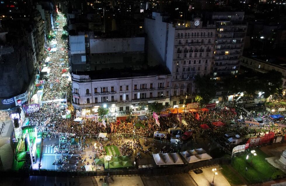 Histórica vigila de miles de personas frente al Congreso por la definición de la legalización del aborto