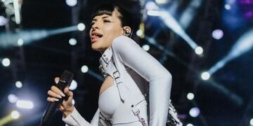 Cazzu cantó embarazada y recibió un regalo para su bebé en pleno show: el tierno video