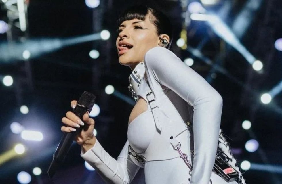 Cazzu cantó embarazada y recibió un regalo para su bebé en pleno show: el tierno video