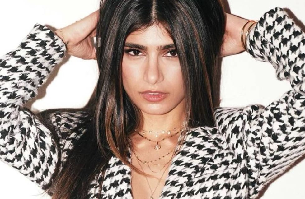 Mia Khalifa lució su cuerpo con una camisa abierta y conquistó corazones en las redes