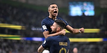 Mbappé festeja con Giroud el gol de Francia ante Polonia por los octavos de final del Mundial de Qatar.