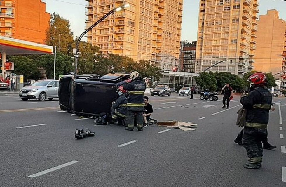 Manejó alcoholizado, chocó y volcó en Núñez: hubo dos heridos leves