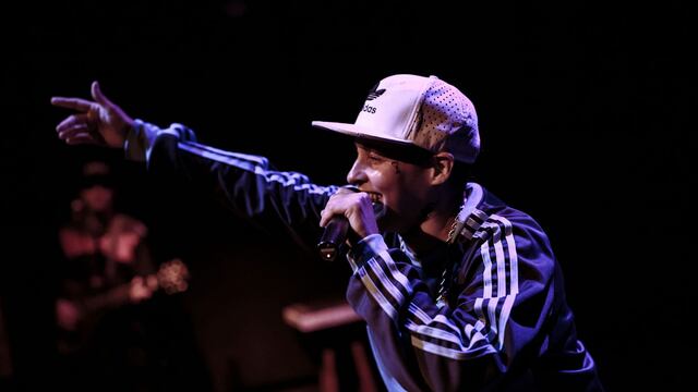 “La Meca - Ascenso, apogeo y derrumbe de un ídolo cumbiero”, escrita, dirigida y actuada por Mariana Cumbi Bustinza, termina la temporada en otro escenario.