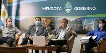 En la reunión virtual que mantuvieron este lunes el gobernador Rodolfo Suarez y los intendentes se decidió endurecer la restricción de circulación vigente en la provincia.