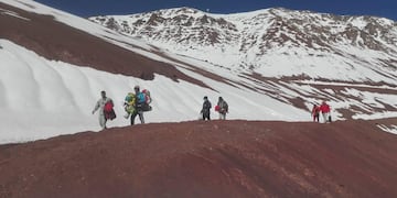 Asistieron a una familia venezolana varada en Alta Montaña cuando intentaban cruzar a Chile a pie.