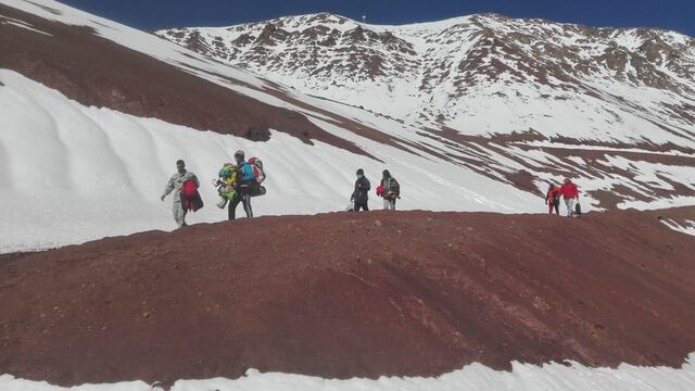Asistieron a una familia venezolana varada en Alta Montaña cuando intentaban cruzar a Chile a pie.
