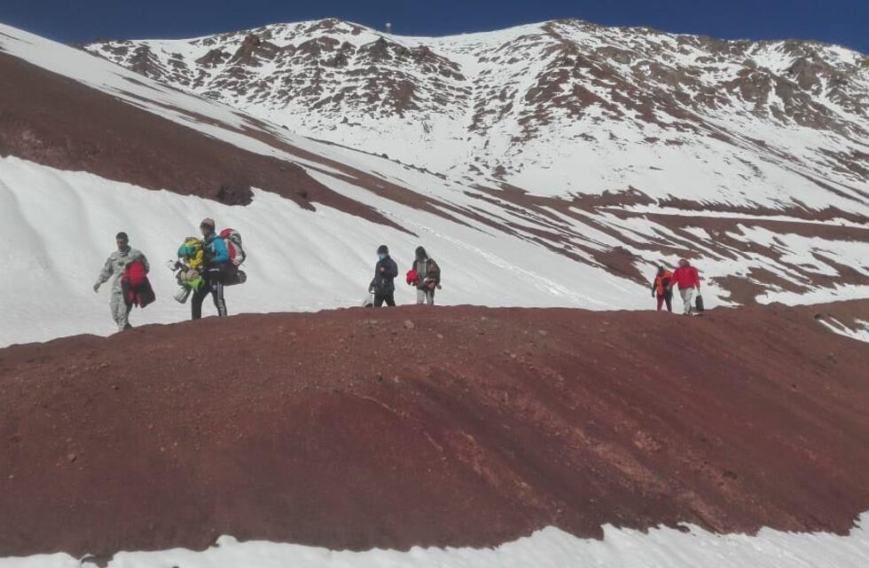 Una familia venezolana intentaba cruzar a Chile a pie pero quedó varada en Alta Montaña