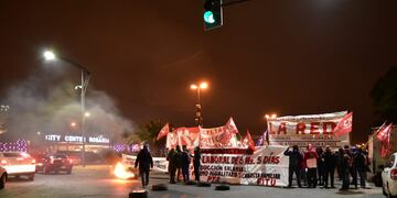 Militantes del PTS se concentraron sobre el cruce de Oroño y Batlle y Ordóñez.