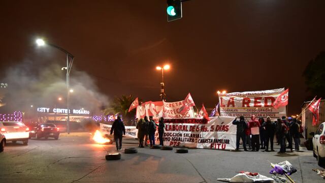 Militantes del PTS se concentraron sobre el cruce de Oroño y Batlle y Ordóñez.