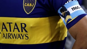 El brazalete celeste y blanco que usarán los jugadores, en homenaje a Maradona.