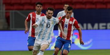 Lionel Messi se le escapa a Andrés Cubas. Argentina y Paraguay se enfrentaron en Brasilia por la Copa América. (AP)