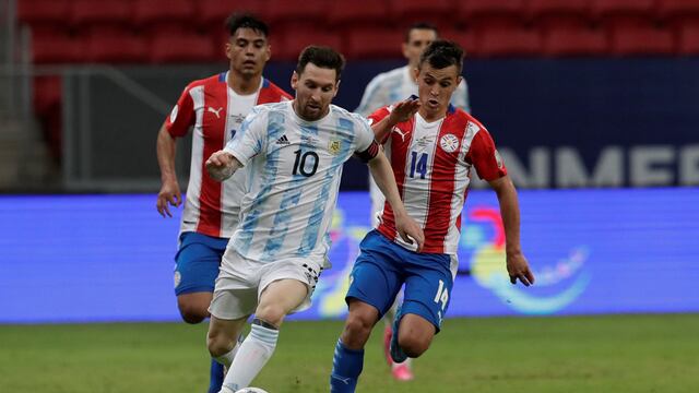 Sin brillar, Messi dejó impotente a Andrés Cubas en el intento de anularlo (AP).