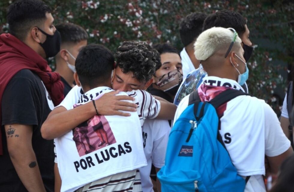 Entre lágrimas y pedidos de justicia, inhumaron los restos de Lucas González