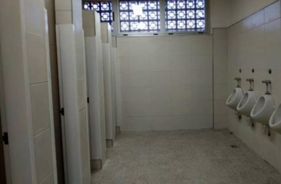 Salta: seis estudiantes abusaron de un compañero en el baño del colegio y lo amenazaron de muerte