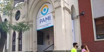 La sucursal del PAMI en la ciudad de Buenos Aires continúa con la vacunación contra el COVID-19. (Clarín)