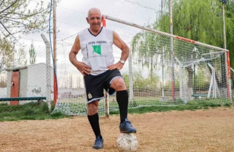 Conocé al futbolista más longevo del mundo: tiene 74 años y juega en el torneo Don Pedro de Cipolletti