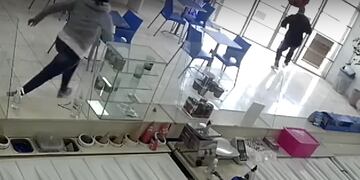 Las imágenes de las cámaras de seguridad captaron el momento en el que el ladrón ingresa, ataca a sus víctimas y huye con el botín.