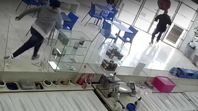 Las imágenes de las cámaras de seguridad captaron el momento en el que el ladrón ingresa, ataca a sus víctimas y huye con el botín.