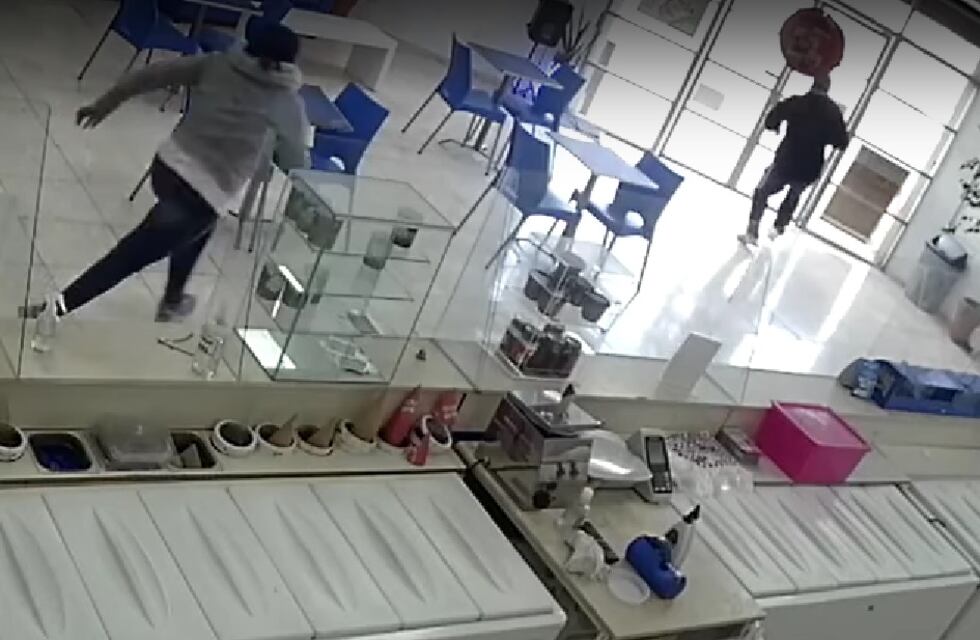 Video: un delincuente ingresó a una heladería, golpeó a una empleada y huyó con 3 celulares