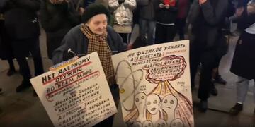 Yelena Osipova, la sobreviviente de la Segunda Guerra Mundial, que protesta contra la invasión de Rusia a Ucrania.