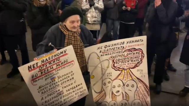 Yelena Osipova, la sobreviviente de la Segunda Guerra Mundial, que protesta contra la invasión de Rusia a Ucrania.