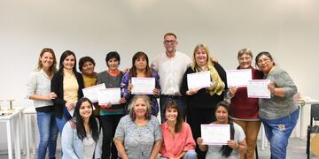 Curso de capacitación del grupo de tejedoras "Mujeres de la Seda"