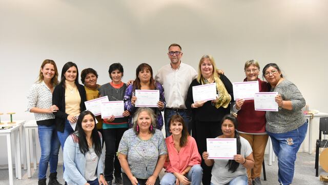 Curso de capacitación del grupo de tejedoras "Mujeres de la Seda"