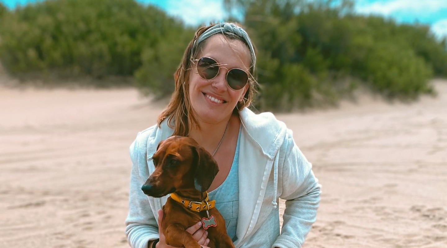 Leticia Lembi, periodista de Tres Arroyos falleció en la localidad de Mar del Plata al caer desde un acantilado de 25 metros de altura mientras se sacaba una foto.