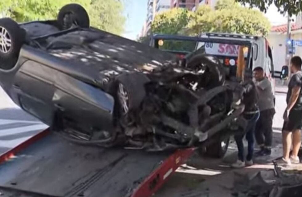 Impactante siniestro vial en Córdoba: perdió el control de su auto y terminó dado vuelta