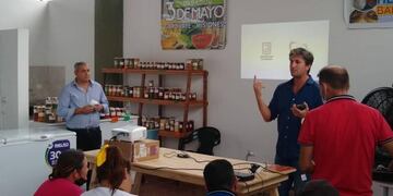 Capacitan a los productores del Mercado Concentrador de Eldorado sobre manipulación de alimentos.