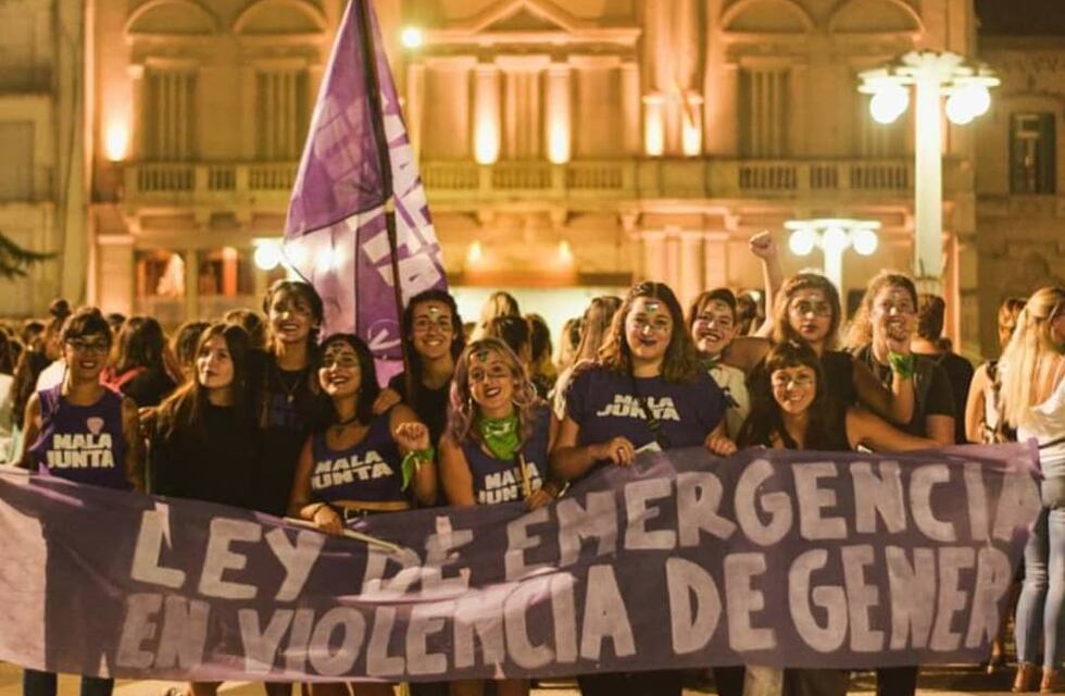 Agrupaciones feministas marchan contra la violencia machista en Azul
