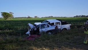 Colisión frontal. Una mujer murió y un nene y un hombre resultaron heridos al chocar dos vehículos en ruta 8, en Sampacho (Policía).