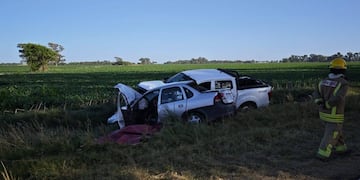 Colisión frontal. Una mujer murió y un nene y un hombre resultaron heridos al chocar dos vehículos en ruta 8, en Sampacho (Policía).