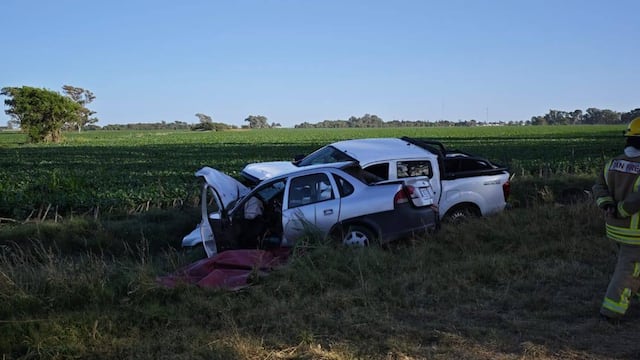 Colisión frontal. Una mujer murió y un nene y un hombre resultaron heridos al chocar dos vehículos en ruta 8, en Sampacho (Policía).