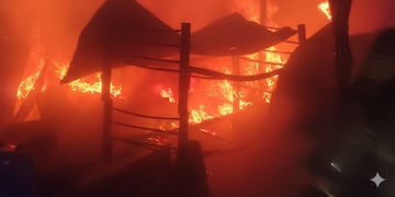 Incendio total en una vivienda de barrio San José Obrero. Foto: La Estafeta