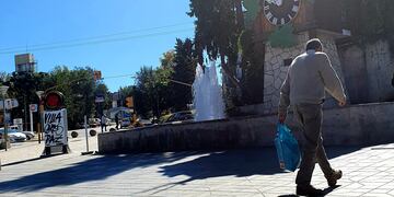 Plazoleta Reloj Cucú de Villa Carlos Paz, en otoño. (Foto: VíaCarlosPaz).