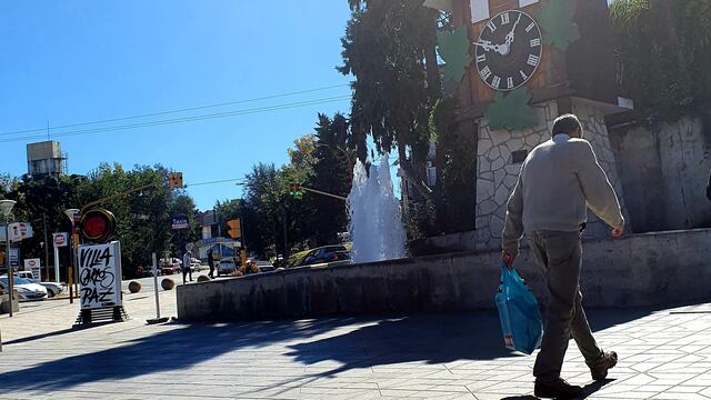 Plazoleta Reloj Cucú de Villa Carlos Paz, en otoño. (Foto: VíaCarlosPaz).