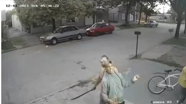 Atrapó a un ladrón y le hizo pedir perdón ante las cámaras de seguridad