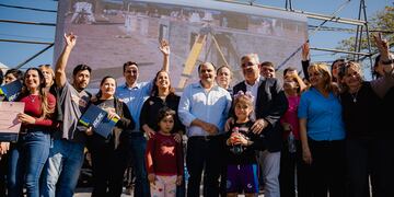 Vecinos celebraron tras más de 20 años de espera la seguridad legal de sus hogares.