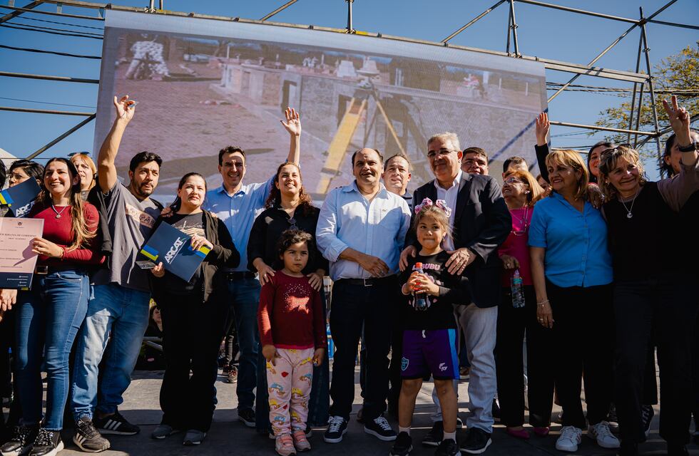 Santa Marta ya tiene escrituras: 427 familias cumplen un sueño