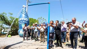 Momento en el que un operario de Agua Potable de Jujuy acciona la llave de la cañería que comenzó a proveer el líquido al barrio Lagunas de El Ceibal.