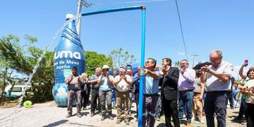 Momento en el que un operario de Agua Potable de Jujuy acciona la llave de la cañería que comenzó a proveer el líquido al barrio Lagunas de El Ceibal.