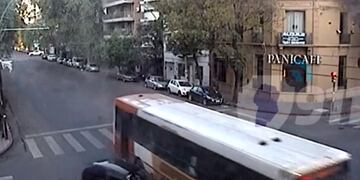 Impactante choque entre un colectivo y un auto en Córdoba, en barrio General Paz.