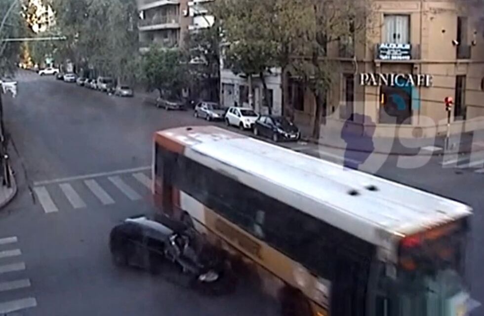 Video: un auto impactó de lleno contra un colectivo en barrio General Paz