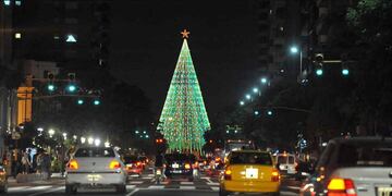 El árbolito de Navidad del Faro del Bicentenario. (Foto archivo)