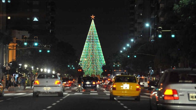 El árbolito de Navidad del Faro del Bicentenario. (Foto archivo)