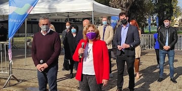 La ministra de Salud, Sonia Martorano, visitó el vacunatorio de la ex Rural de Rosario junto al intendente Pablo Javkin.